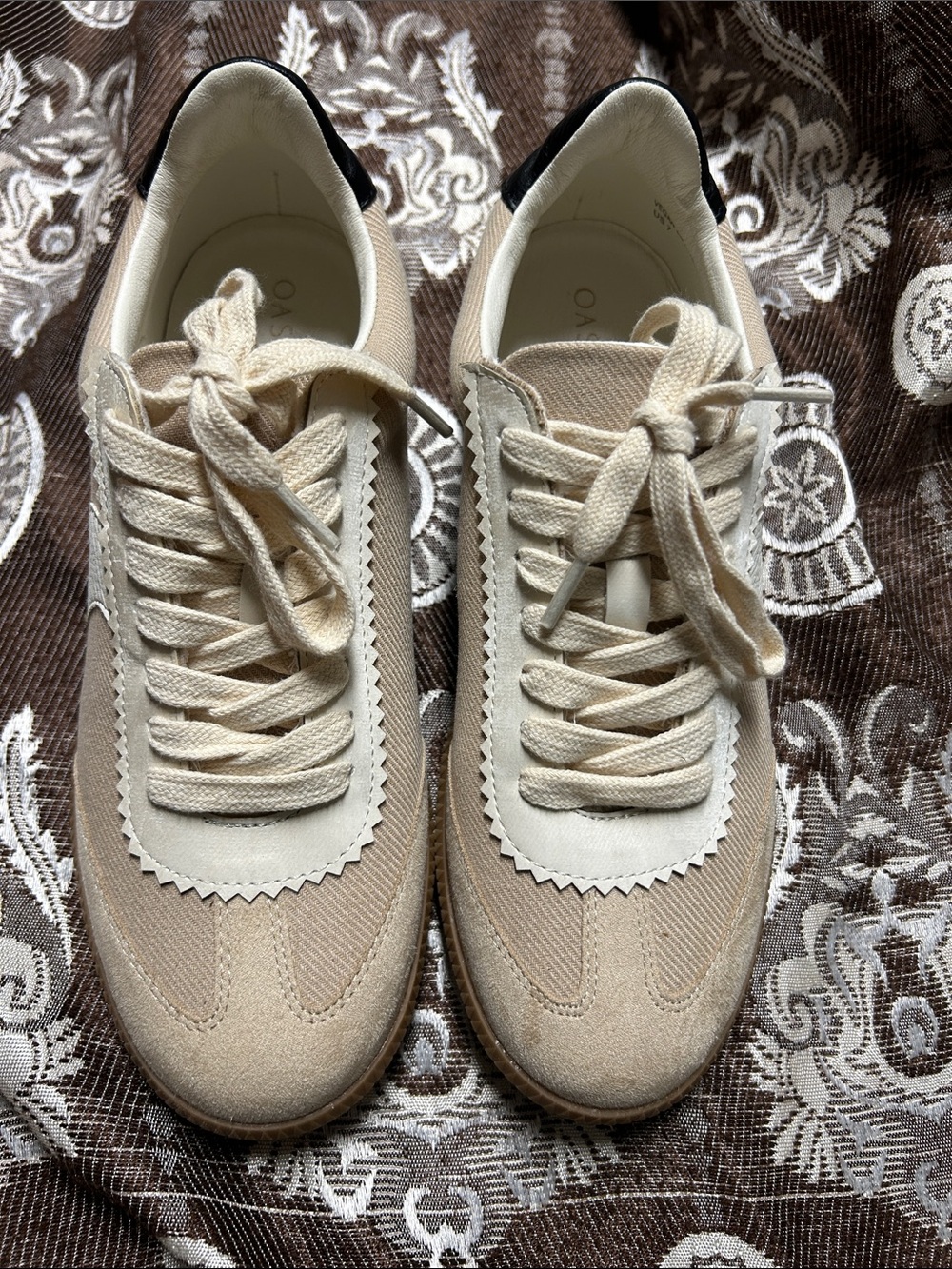 Cream & Beige Women's Casual Lace-Up Sneakers